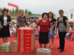 新疆烏蘇市愛心企業為一線環衛園林工人送溫暖